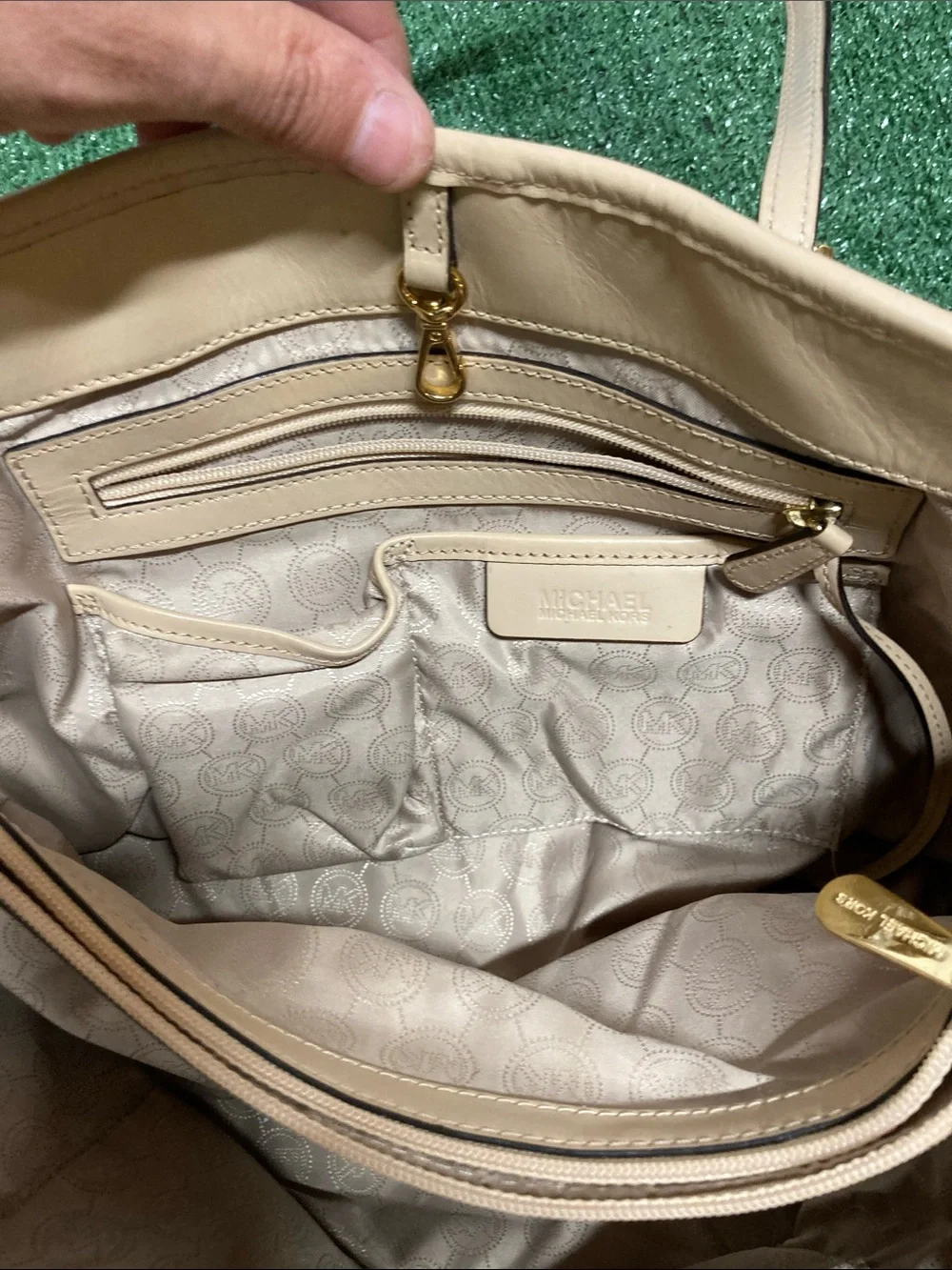 Michael Kors Cream Logo Tote with Gold Accent (OKPM-09-038)